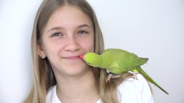 Kız Konuşan Papağan, Mutlu Çocuk Evcil Hayvanını Oynuyor, Çocuk Evde Kuş Oynuyor, Komik Hint Yüzüklü Muhabbet kuşu Kafesi Ailesi — Stok video