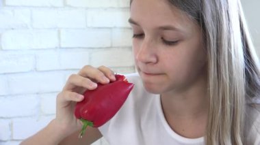 Çocuk mutfakta kahvaltı yapıyor, kız sebze yiyor, aç sarışın çocuk biberin tadını çıkarıyor, sağlıklı yemekler, çocuk sağlığı hizmetleri.