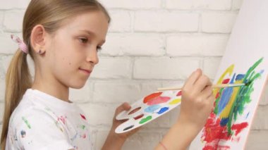 Easel 'de Çocuk Resimleri, Atölye Sınıfında Okul Çocuğu, Sınıfta Sanat Sanatında Çalışan Genç Kız