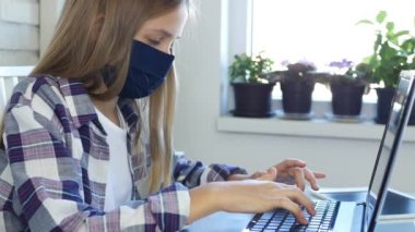 Çocuk Koronavirüs Salgınında Koruyucu Maske Takıyor Laptop 'ta İnternet Tarama, Bilgisayar' da Çocuk Çalışması, Okul Kızları Öğrenme