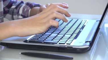 Laptop 'ta Çocuk Bakımı İnternet, Coronavirus Salgınında Kız Çalışması, Çocuk Öğrenme, Çevrimiçi Okul Eğitimi