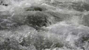 Çamurlu Nehir Dağlarda Fırtınalı bir günden sonra, Yağmur Günü, Bahar Brook, Taşlar, Kayalar, Doğa Manzarası, Engellenme Felaketi
