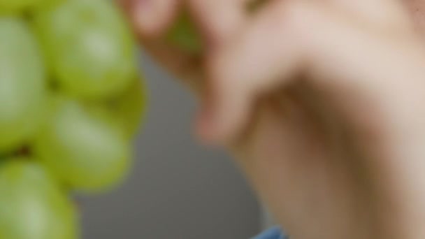 Kind isst Trauben, Kind frisches Obst, junges Teenager-Mädchen beim Frühstück in der Küche — Stockvideo