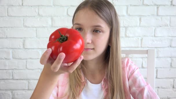 Niño comiendo tomate, Niño come frutas, Chica joven degustación de verduras en el desayuno en la cocina — Vídeo de stock