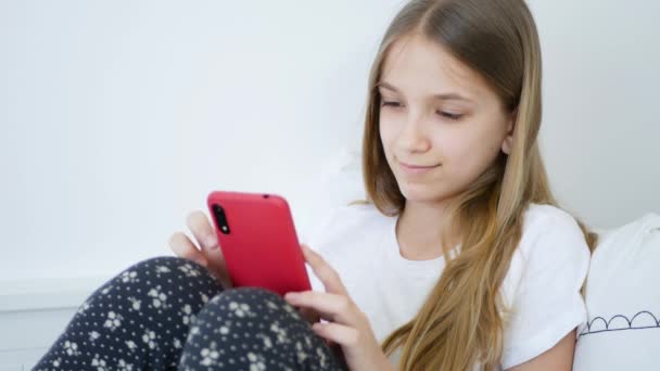 Kid Playing Smartphone at Home, Nastolatka Przeglądanie Internetu w sypialni, Dziecko w łóżku korzystania z ekranu dotykowego Gadżety — Wideo stockowe