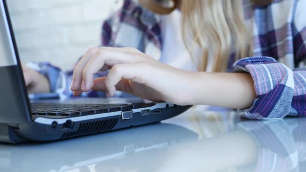 Дитина переглядає Інтернет на ноутбуці, дівчина навчається друкувати на комп'ютері під час пандемії коронавірусу, навчання дітей, онлайн шкільної освіти — стокове відео