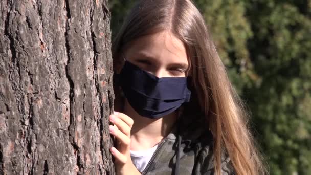 Bambino malato che indossa maschera protettiva a causa della pandemia di Coronavirus, Ragazza triste isolata nel parco, Ragazzo infelice annoiato che non gioca — Video Stock