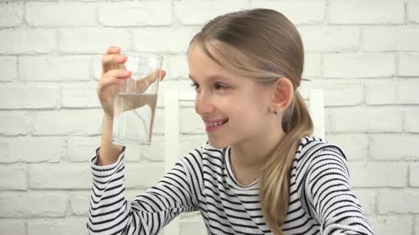 Gyerek ivóvíz, szomjas gyermek hidratálás, fiatal lány a reggelit a konyhában, a gyermekek egészséges szokások — Stock videók