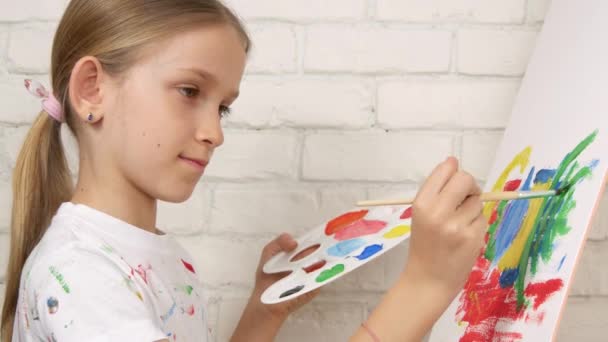 Barnmålning på staffli, Skolunge i verkstadsklass, Ung Flicka Arbetar Konst Hantverk i klassrummet — Stockvideo