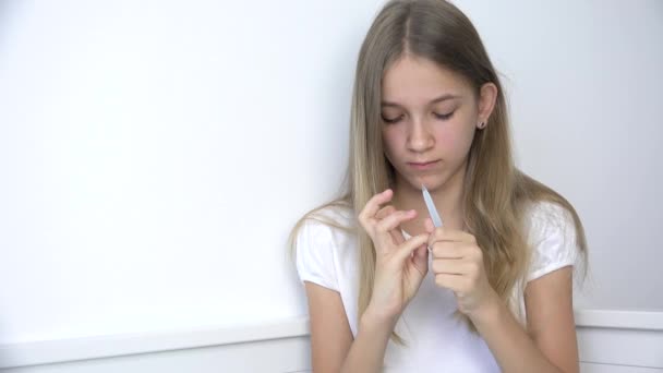 Młodzieńcza dziewczyna polerowanie paznokcie robi Manicure, Nastolatek dziecko tnie paznokcie naskórek w kanapie, Kid cięcia paznokcie w sypialni — Wideo stockowe