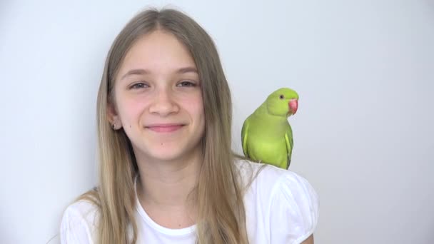 Ragazza parlare pappagallo, Happy Kid giocare il suo animale domestico, Bambino gioca uccello a casa, Divertente indiano anello collo parakeet uccelli gabbia famiglia — Video Stock