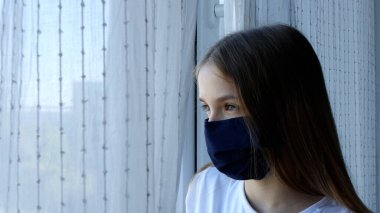 Hasta Üzgün Çocuk, Coronavirüs salgınında izole edilmiş Pencere Perdelerini Açıyor, Mutsuz Çocuk Dışarıya Bakıyor, Sıkıcı Kız