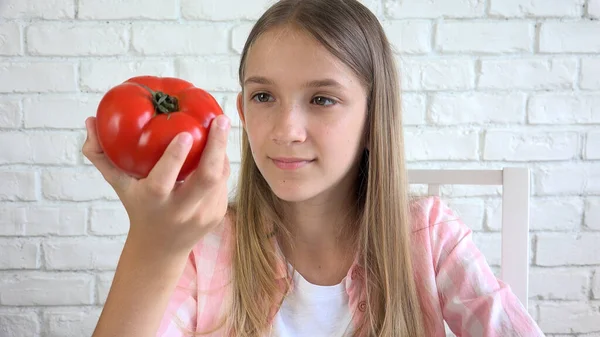 Niño Comiendo Tomate Niño Come Frutas Joven Niña Degustación Verduras — Foto de Stock