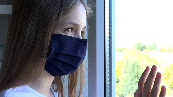 コロナウイルスに隔離された病気の悲しい女の子窓のカーテンを開けて ガラス 退屈した子供を屋外で見る不幸な子供 ストック写真