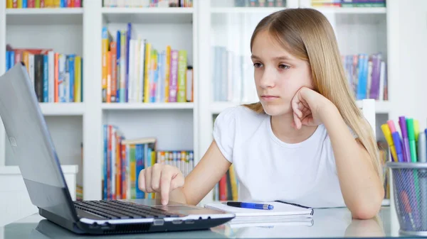 在视频会议 儿童学习 图书馆写作 在校女生因大脑皮层病毒大流行病危机与教师聊天 儿童在家学习 网上教育中使用笔记本电脑的儿童 — 图库照片