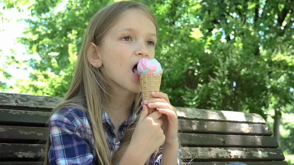 Niño Comiendo Helado Parque Niño Relajante Sentado Banco Chica Rubia — Foto de Stock