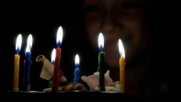 Festa Aniversário Infantil Soprando Velas Noite Celebração Retrato Infantil Aniversário — Fotografia de Stock