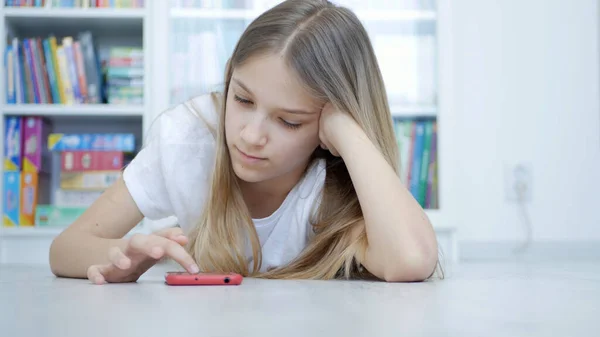 Kid Spelen Smartphone Thuis Tiener Meisje Surfen Internet Kind Speelt — Stockfoto