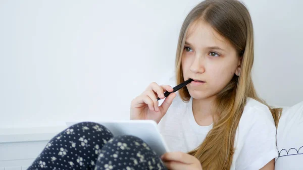 Menina Estudando Para Escola Cama Adolescente Aprendizagem Jovem Criança Student — Fotografia de Stock