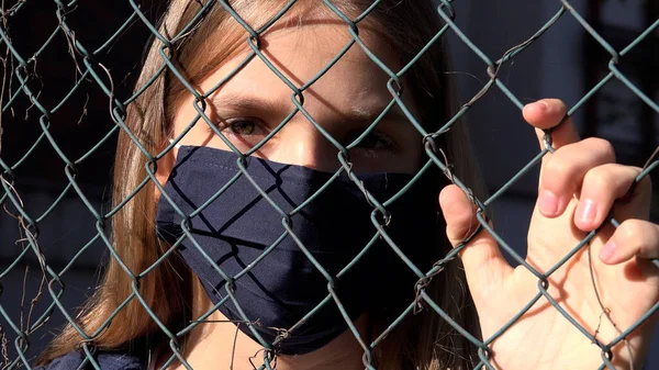 Copilul Trist Poartă Mască Protecție Din Cauza Pandemiei Coronavirus Fetei Fotografie de stoc