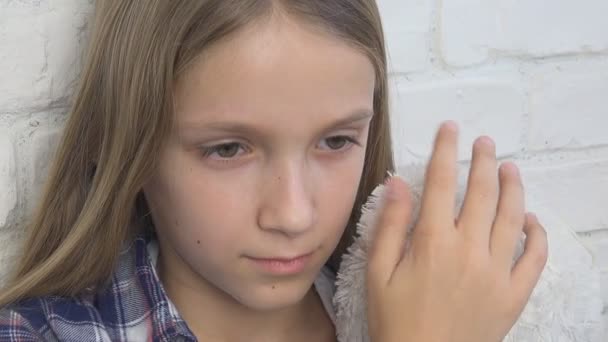 Θλιμμένο παιδί, δυστυχισμένο πρόσωπο παιδιού, άρρωστο κορίτσι 3ων εφήβων σε κατάθλιψη, στρεσαρισμένο στοχαστικό άτομο, παιδιά που κακοποιούν την έκφραση — Αρχείο Βίντεο