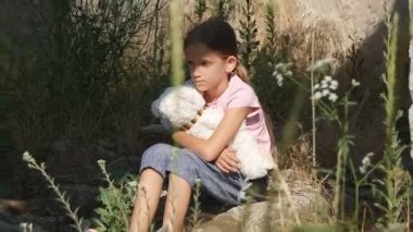 Harabelerde Terk Edilmiş Üzgün Çocuk, Mutsuz Başıboş Çocuk, Depresyondaki Zavallı Zorba Kız, Sefil Serseri Evsiz Çocuklar