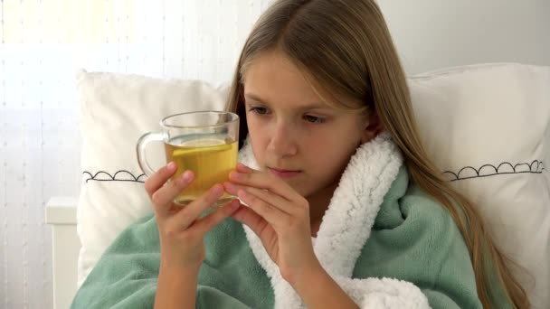 Chá Bebendo Doente Infantil, Ill Kid na Cama, Menina Loira Sofrendo de Frio, Paciente no Hospital, Cuidados de Saúde Médicos Infantis — Vídeo de Stock