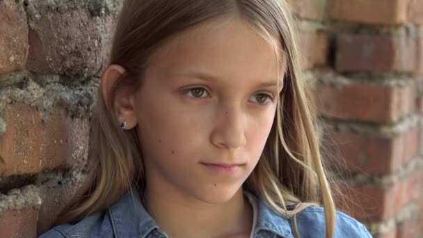 Ongelukkig kind, droevig kind, bedachtzame gepest tiener meisje buiten in het park, kinderen expressie, depressie Portret van adolescenten — Stockvideo