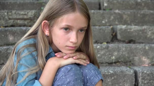 Niña triste, Niño infeliz, Niño adolescente intimidado reflexivo al aire libre en el parque, Tristeza de los niños, Retrato de depresión de adolescentes — Vídeo de stock