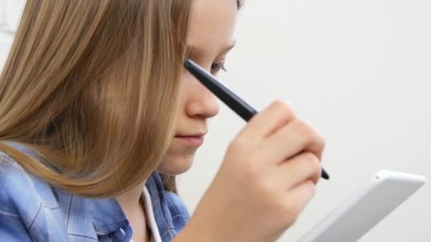 Παιδί που παίζει Tablet στο σπίτι, Παιδί που γράφει εργασίες για το σχολείο, κορίτσι που σπουδάζει στο σπίτι, κατ 'οίκον διδασκαλία, on-line εκπαίδευση — Αρχείο Βίντεο