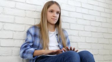 Çocuk Elle Oyun Oynuyor, Sıkıcı Çocuk Müziğin Ritmini Yeniyor, Kız Eller Oynuyor, Çocuklar Eğleniyor