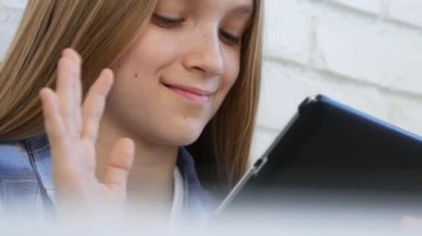 Evde Tablet Oynayan Çocuk, Okul için Ödev Yazan Çocuk, Evde Kız Öğrenimi, Evde Eğitim, Çevrimiçi Eğitim