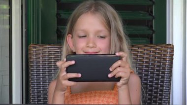 Akıllı Telefon Oynayan Çocuk, Telefondaki İnternete Bakan Çocuk, Mesajları Okuyan Sarışın Genç Kız, Cihazlar Aranıyor