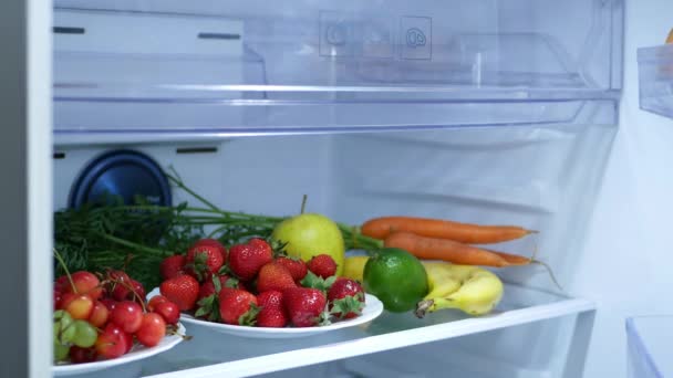 Nevera, Fresa, Plátanos, Cerezas, Manzanas y Verduras en Refrigerador, Niña a la Dieta, Comida Saludable en Cocina — Vídeo de stock