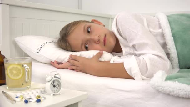 ベッドで病気の子供,コロナウイルスの熱を持つ病気の子供パンデミック危機,病院の女の子,薬,医療ヘルスケア — ストック動画