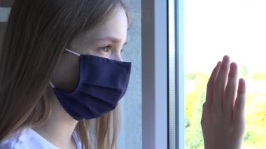Koronavirüs Salgınında Koruyucu Maske Giyen Hasta Çocuk, Pencereye Bakan Üzgün Çocuk, Covid-19 Krizindeki Mutsuz Sıkıcı Kız