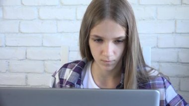 Çocuk Bilgisayarda İnternet Taraması, Çocuk Çalışması Koronavirüs Salgınında Bilgisayar, Kız Öğrenme, Çevrimiçi Okul Eğitimi