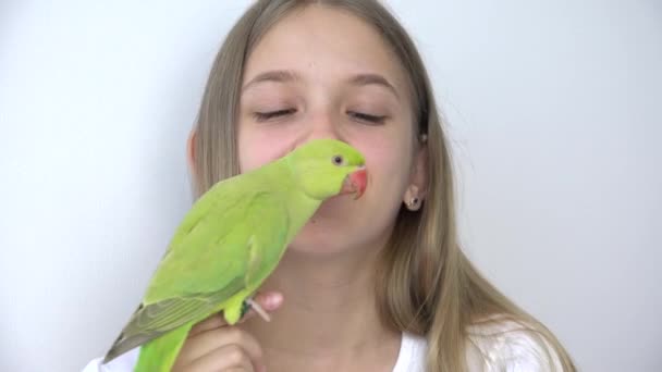 Meisje praten papegaai, gelukkig kind spelen haar huisdier, kind speelt vogel thuis, grappig Indiaas ringnek parkiet vogels kooi familie — Stockvideo