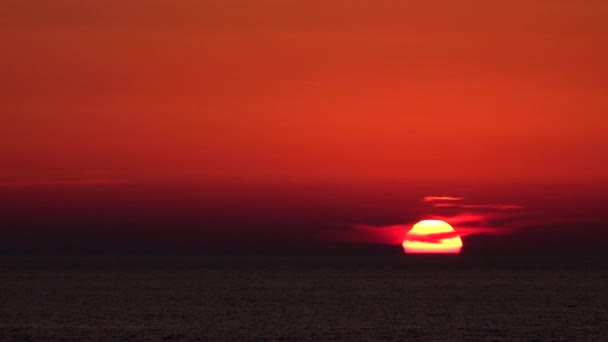 Dramatický západ slunce na obloze, Sea Beach, Východ slunce na pobřeží, Oceán při západu slunce, Cestování v létě Dovolená výlet — Stock video
