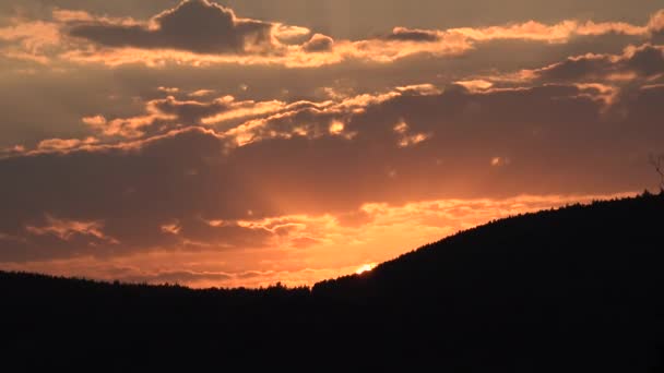 Tramonto Timelapse, Drammatico paesaggio al tramonto, Alba in Montagna Vista Natura — Video Stock