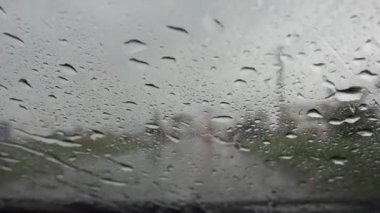 Şehirde Trafik, Sürücü Araba, Yolda Şiddetli Fırtına, Otoyol, Ön Ekranda Yağmurlu Damlalar