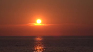 Gökyüzünde dramatik günbatımı, Deniz Sahili 'nde Gündoğumu, Günbatımında Okyanus, Yaz Tatilinde Seyahat