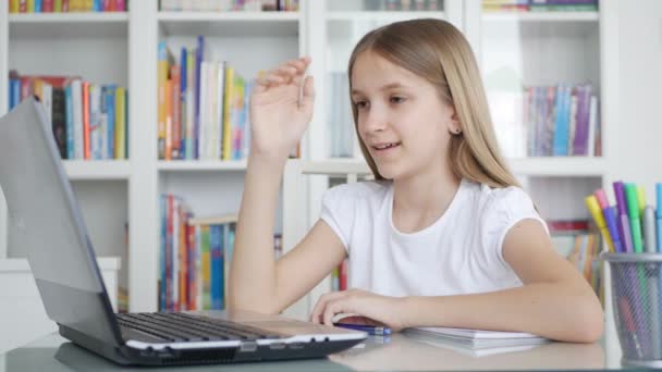 Kid Använda Bärbar dator Studera, Lärande i videokonferens, Barnskrivande skolflicka Chatta Lärare hemifrån, Online Education — Stockvideo