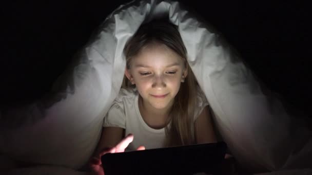 Enfant jouant Tablette dans la nuit, Jeune fille naviguant sur Internet au lit, Enfant ne dormant pas à la recherche de trucs éducatifs sur l'appareil, Chambre à coucher — Video