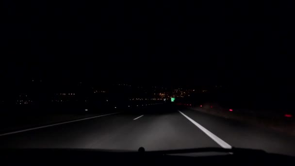 Natttrafik på väg, Körning bil i Dark Highway, Resor View, POV — Stockvideo