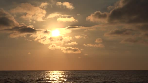 Drámai naplemente az égen, Sea Beach, Sunrise a tengerparton, Ocean napnyugtakor, Utazás a nyári vakáció utazás — Stock videók