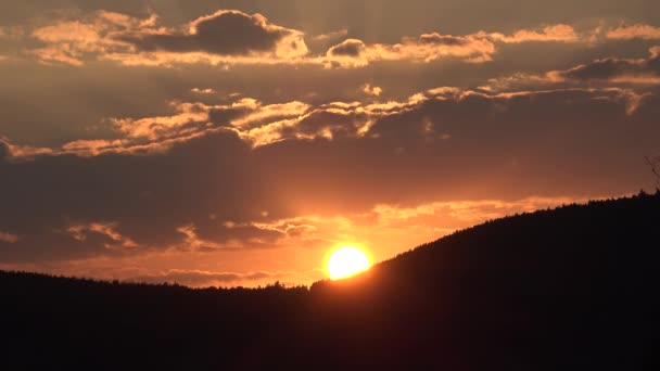 Ηλιοβασίλεμα στα Βουνά, Δραματικό Ηλιοβασίλεμα Σύννεφα Τοπίο, Ανατολή Σύννεφα Θέα, Ταξίδι στη Φύση — Αρχείο Βίντεο