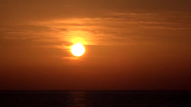 Alba sulla spiaggia, alba sul mare, vista sull'oceano al tramonto, viaggiare in vacanza d'estate — Video Stock