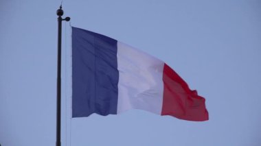 Paris 'te Fransa Bayrağı, Günbatımında Mavi Gökte Fransız Bayrağı Dalgalanıyor, Ulusal Vatanseverlik Sembolü, Avrupa' da Vatanseverlik İşareti