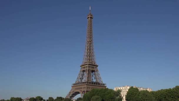 Paris 'teki Eyfel Kulesi, Seine' deki Trafik Tur Gemisi, Teknelerde Turistler, Senne Nehri 'nde Gezinen Gemiler, Avrupa' yı Ziyaret Eden İnsanlar — Stok video